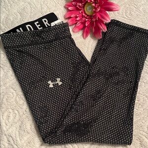 UNDER ARMOUR WORKOUT CAPRIS SIZE SMALL